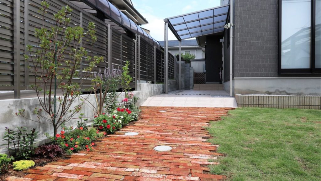 お庭を彩るレンガのアプローチ 埼玉県深谷でエクステリアリフォームならegsy イグシー へ
