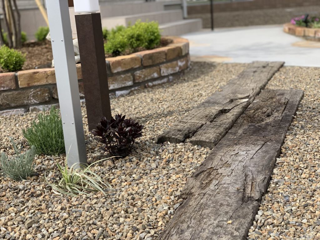 ドライガーデンにもぴったりな枕木｜埼玉県深谷でエクステリア